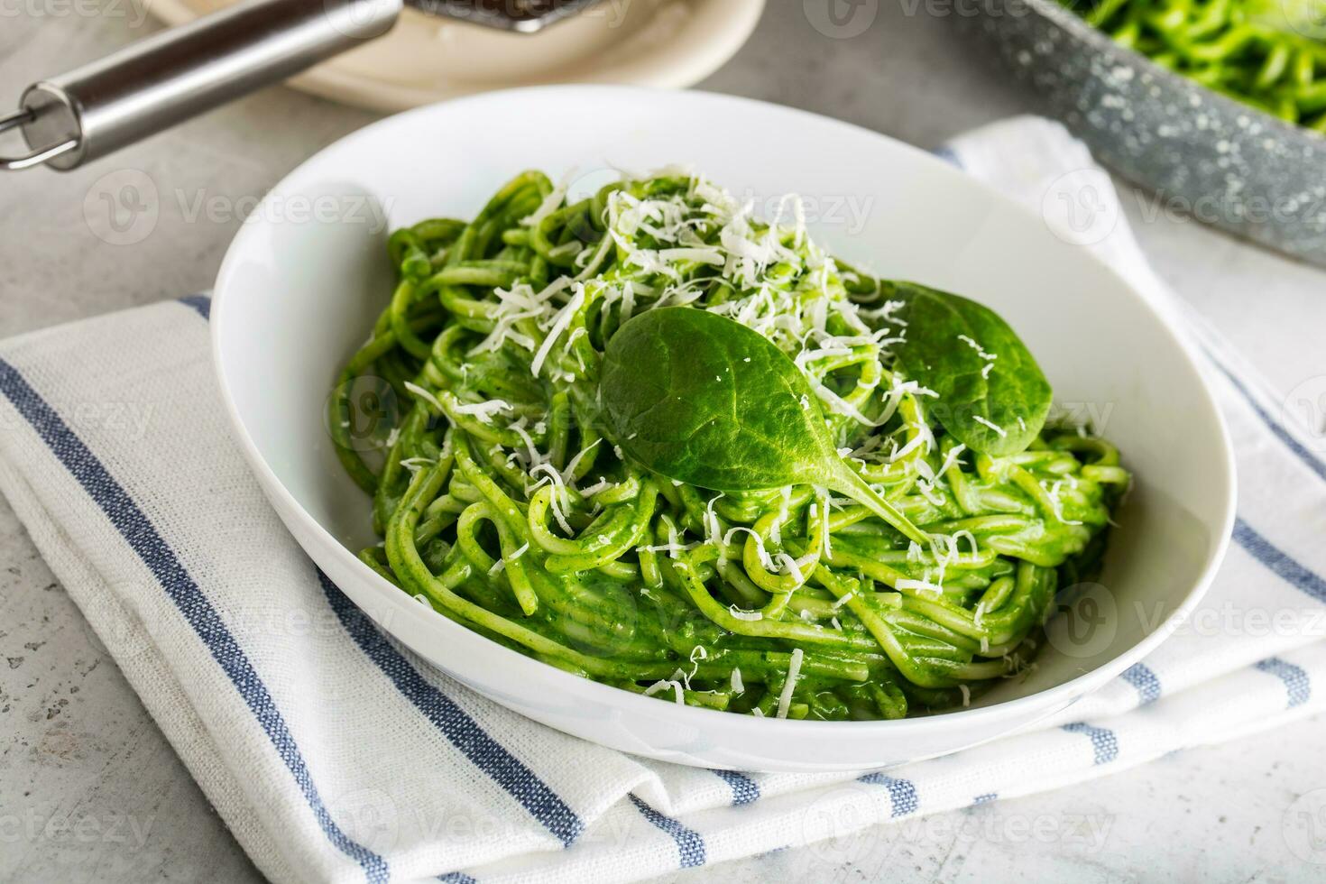 spaghetti. groen spaghetti met spinazie en parmezaan. Italiaans en middellandse Zee keuken foto