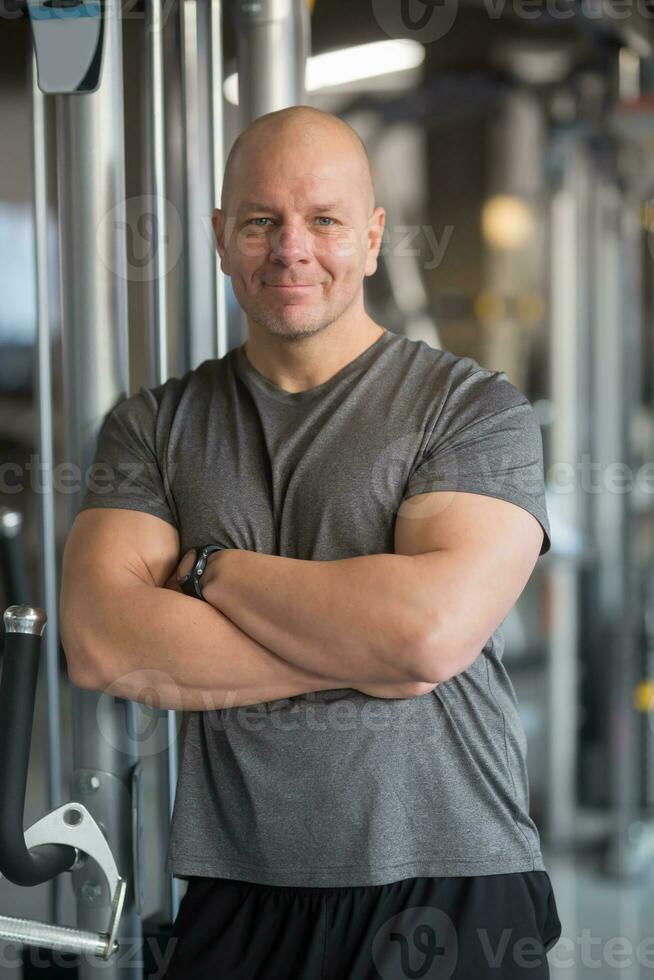 glimlachen trainer trainer in Sportschool klaar voor opleiding foto