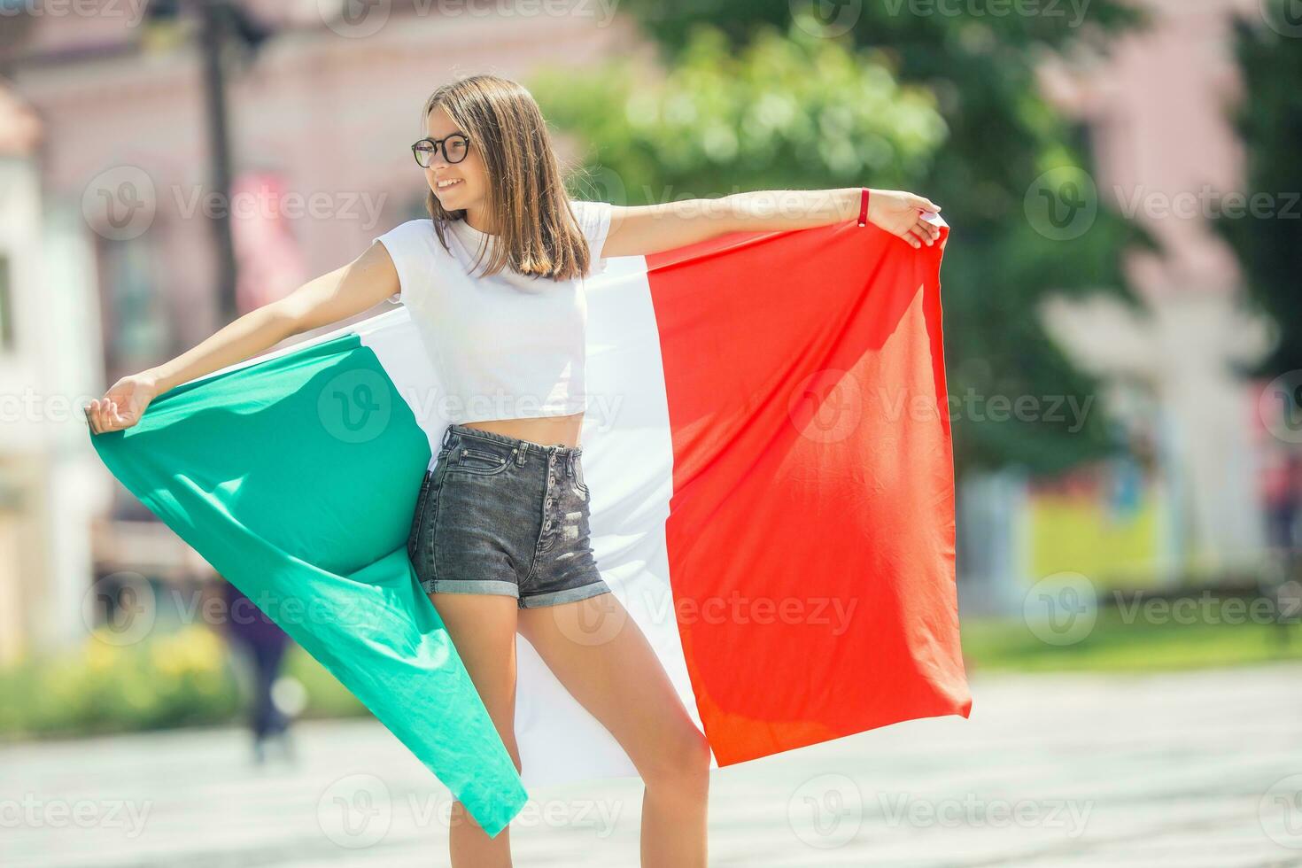 gelukkig meisje toerist wandelen in de straat met Italiaans vlag foto