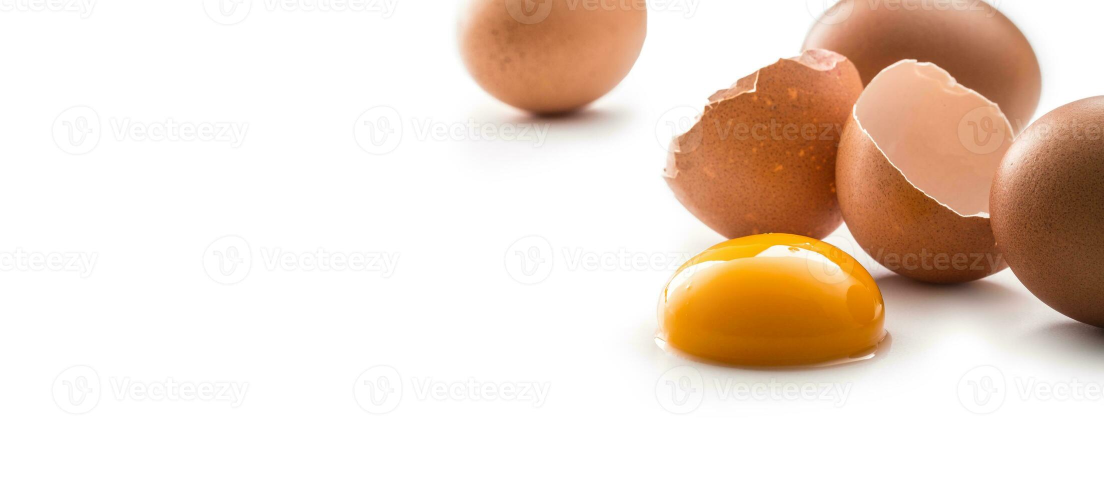 kip eieren en gebroken ei met dooier geïsoleerd Aan wit achtergrond foto
