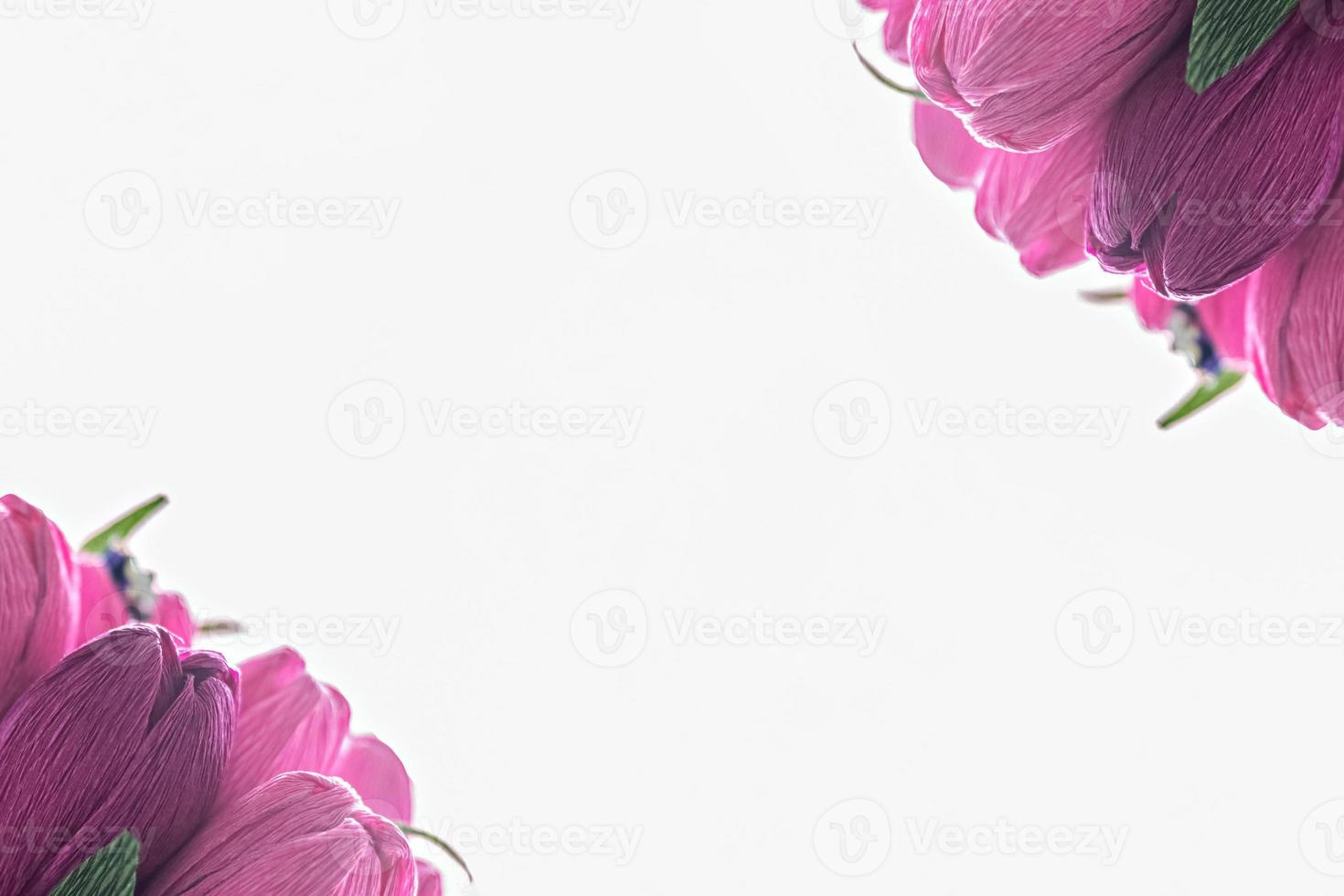 een boeket bloemen van gekleurd golfpapier in de vorm van tulpen foto