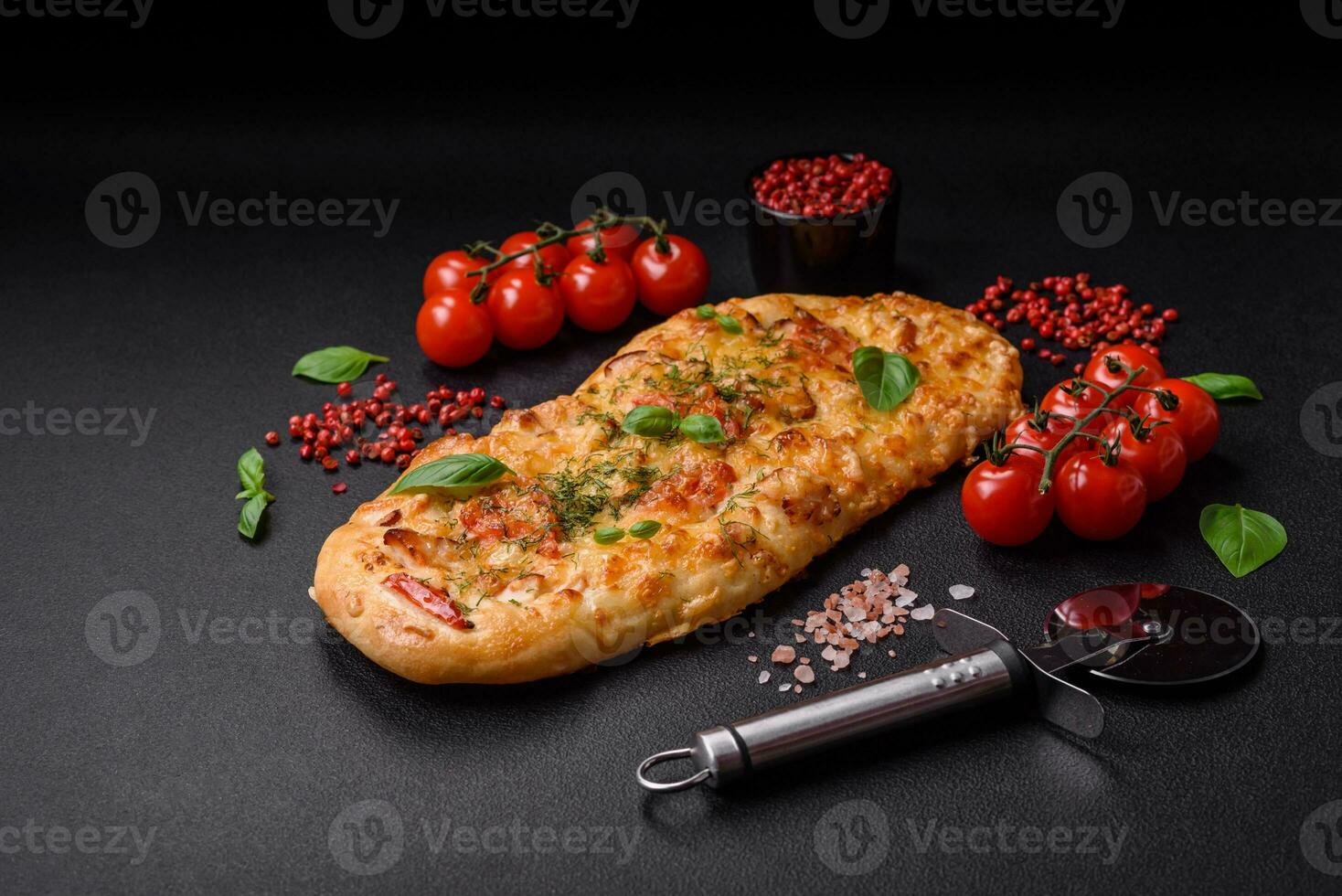heerlijk oven vers flatbread pizza met kaas, tomaten, worst, zout en specerijen foto
