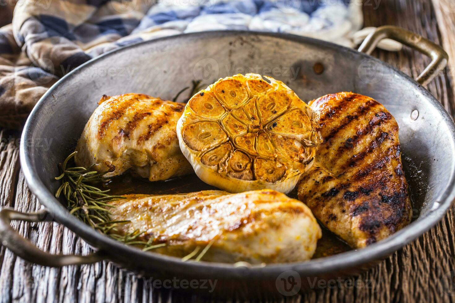 rooster kip borst. geroosterd en rooster kip borst met sla salade tomaten en champignons foto