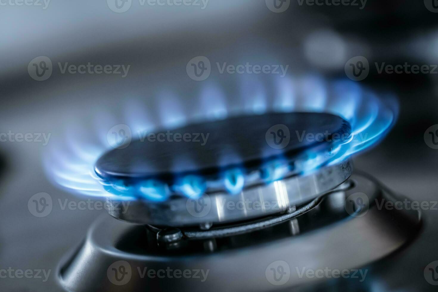 de gas- brander brandwonden met de blauw vlam van een propaan butaan fornuis in een huis keuken of hotel restaurant foto