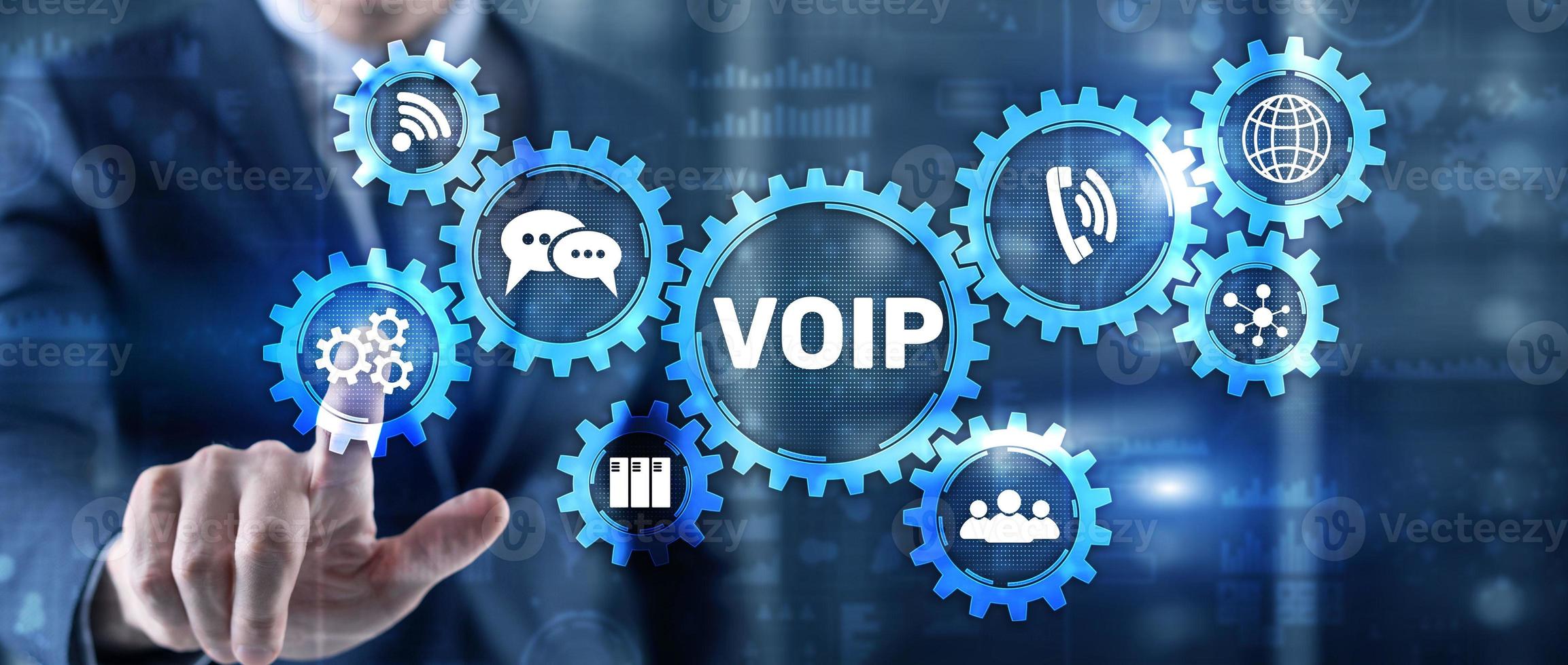 voip-voice over ip. zakenman die op virtueel scherm drukt via internetprotocol foto