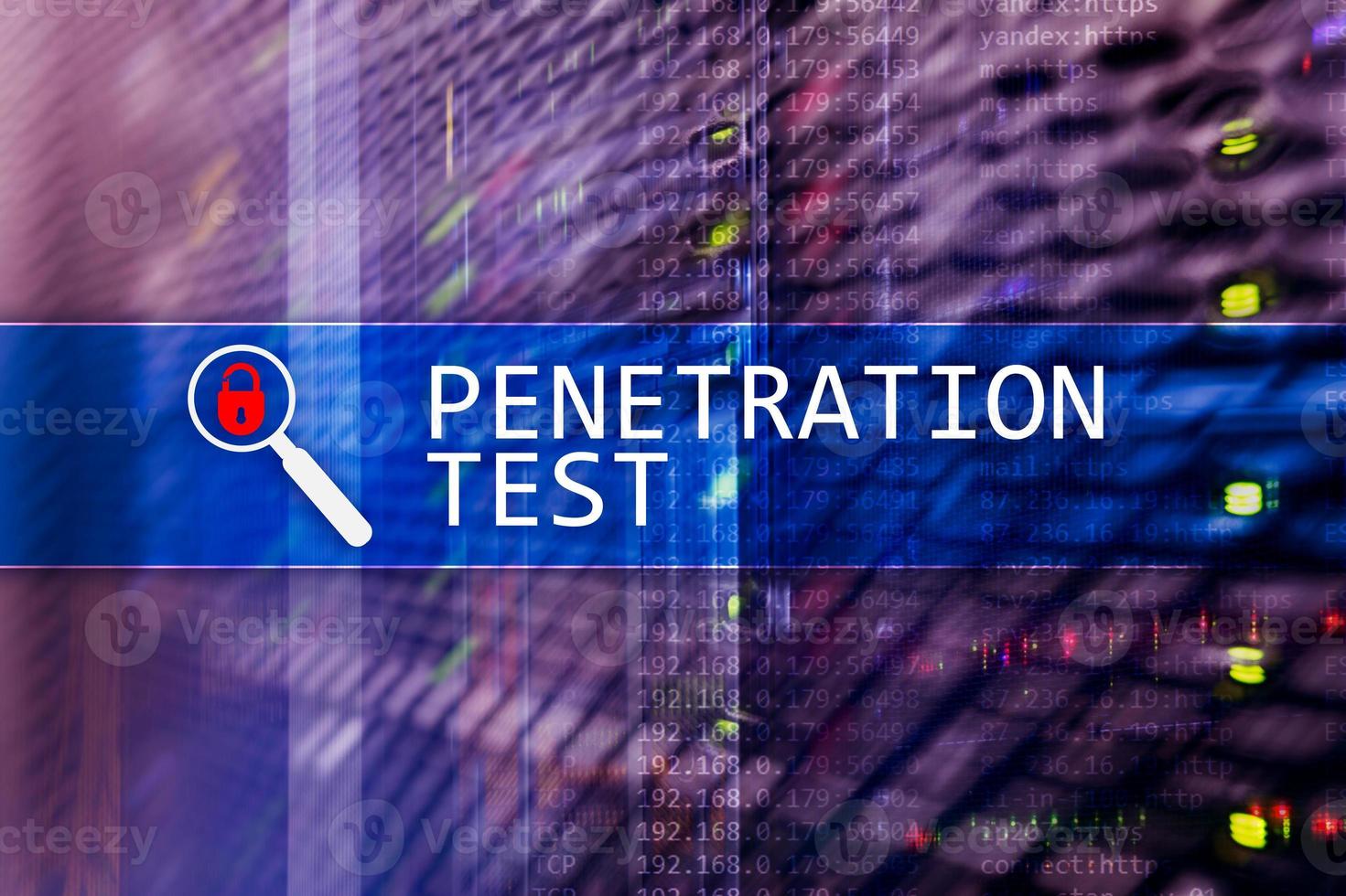 penetratie test. cyberbeveiliging en gegevensbescherming. preventie van hackeraanvallen. futuristische serverruimte op achtergrond foto