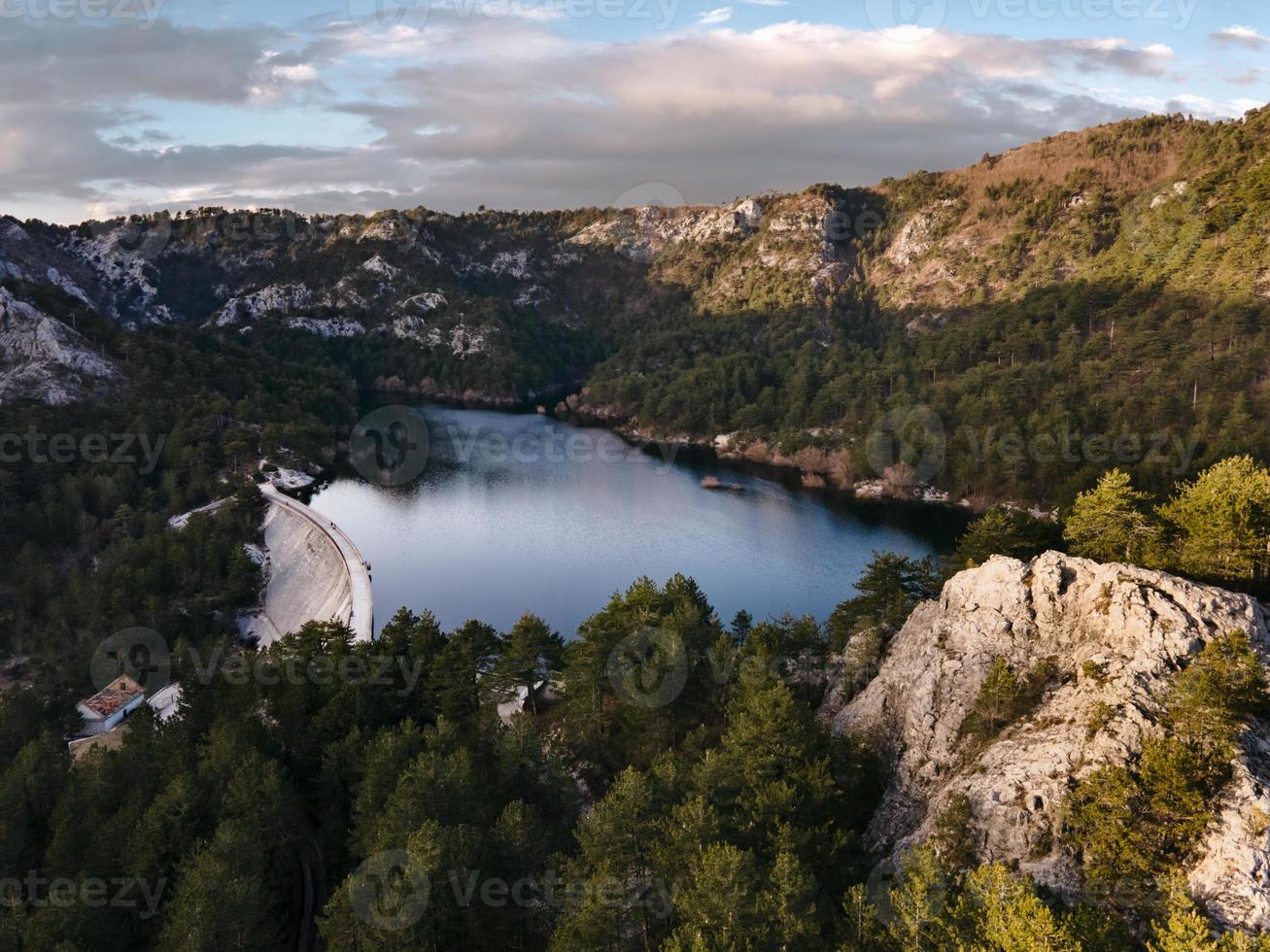 meer grahovo, meer in niksic gemeente, in de buurt van de stad grahovo in het zuidwesten van montenegro. luchtfoto per drone. foto