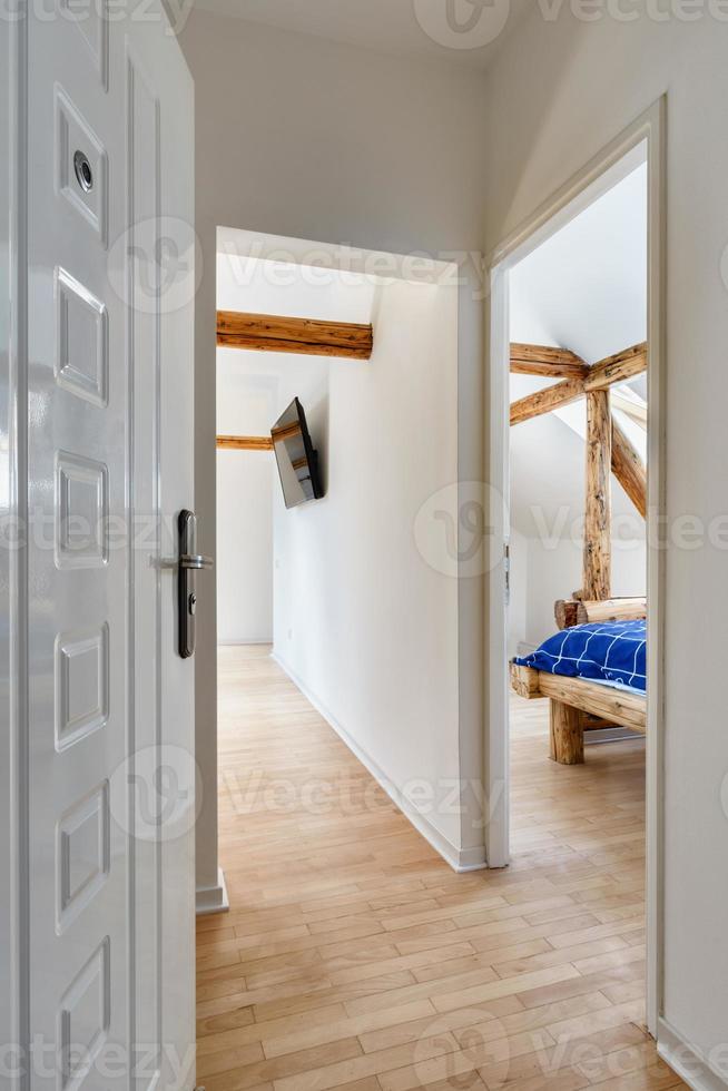 zolder appartement, moderne slaapkamer, appartement interieur met oude rustieke houten balken, vloeren en meubels. foto