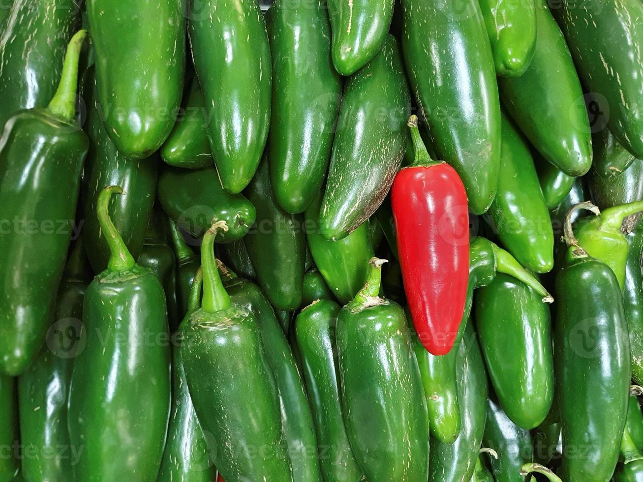 verse pittige pepers van natuurlijke oorsprong om Mexicaans eten te bereiden foto