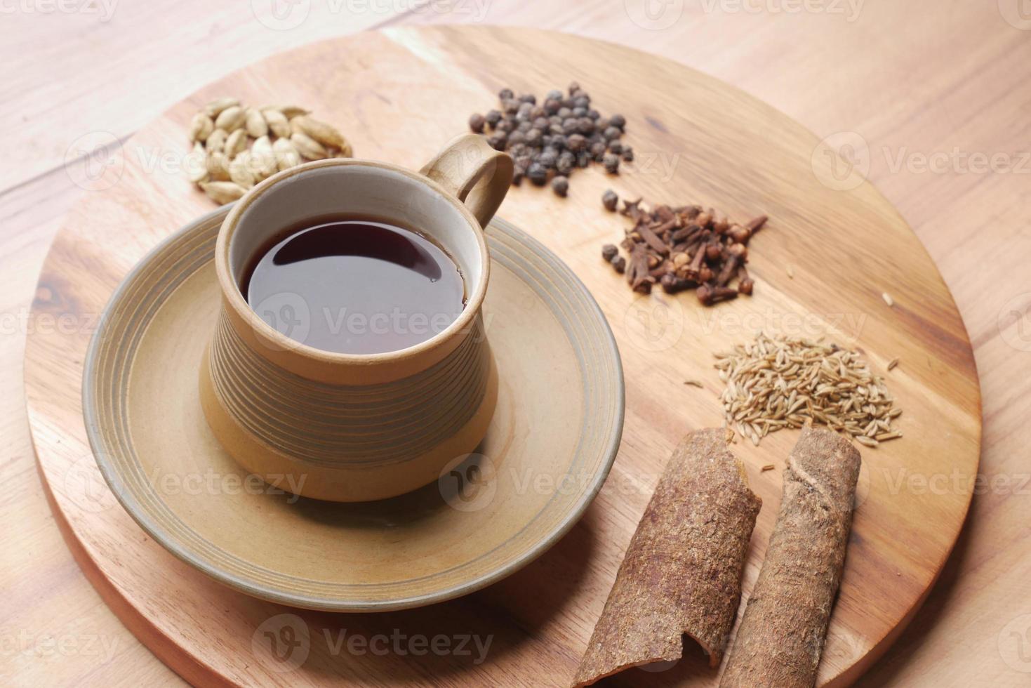 bovenaanzicht van kruidenthee en ingrediënten op tafel foto