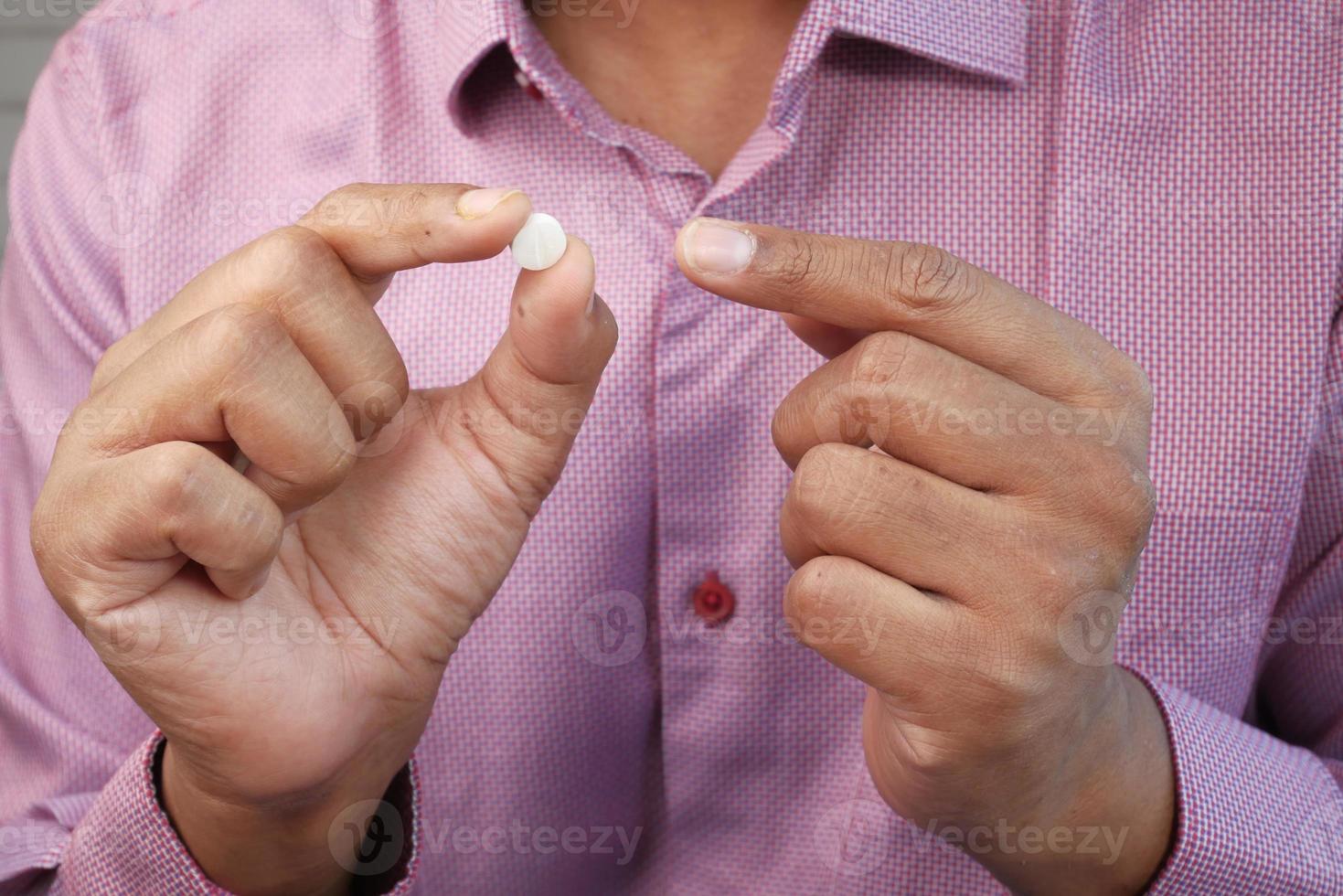 close-up van iemands hand met medische pillen foto