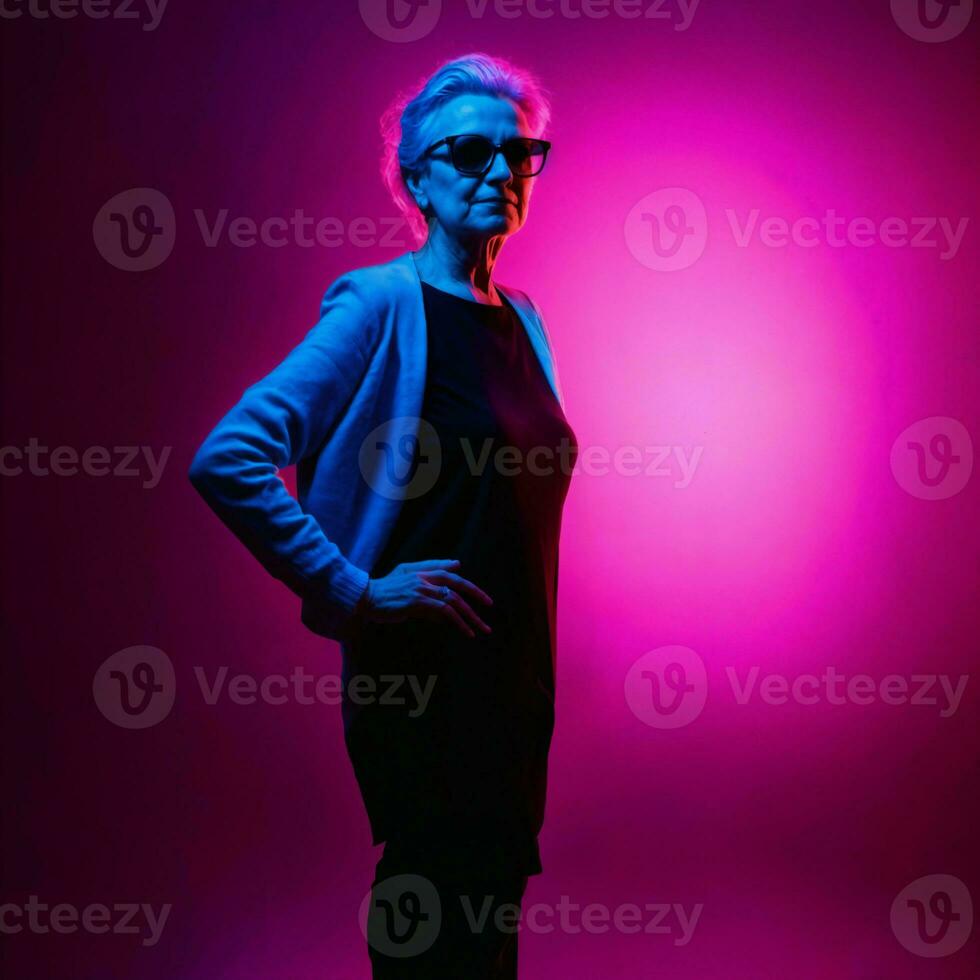 foto van midden- oud oud vrouw met met gemengd roze en blauw neon licht, generatief ai