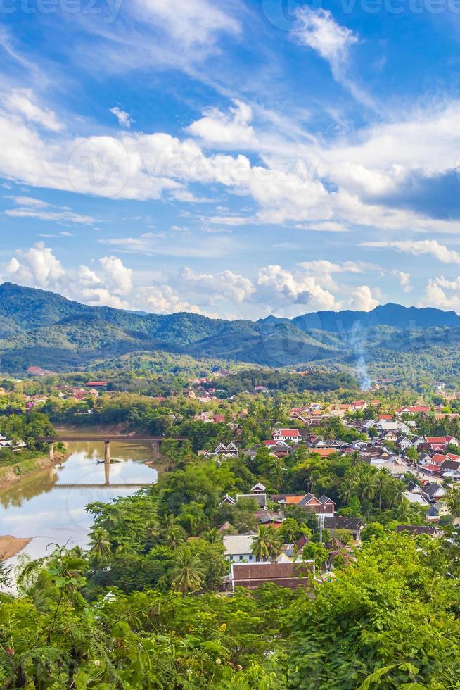 luang prabang stad in laos landschap panorama met mekong rivier. foto