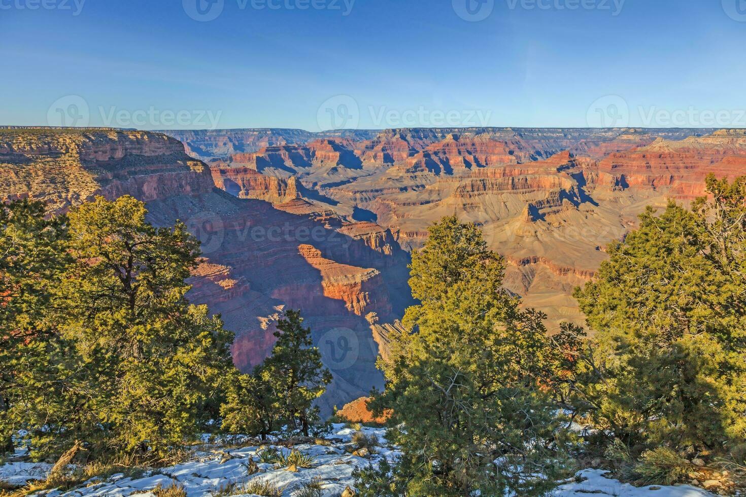 panorama afbeelding over- groots Ravijn met blauw lucht in Arizona foto