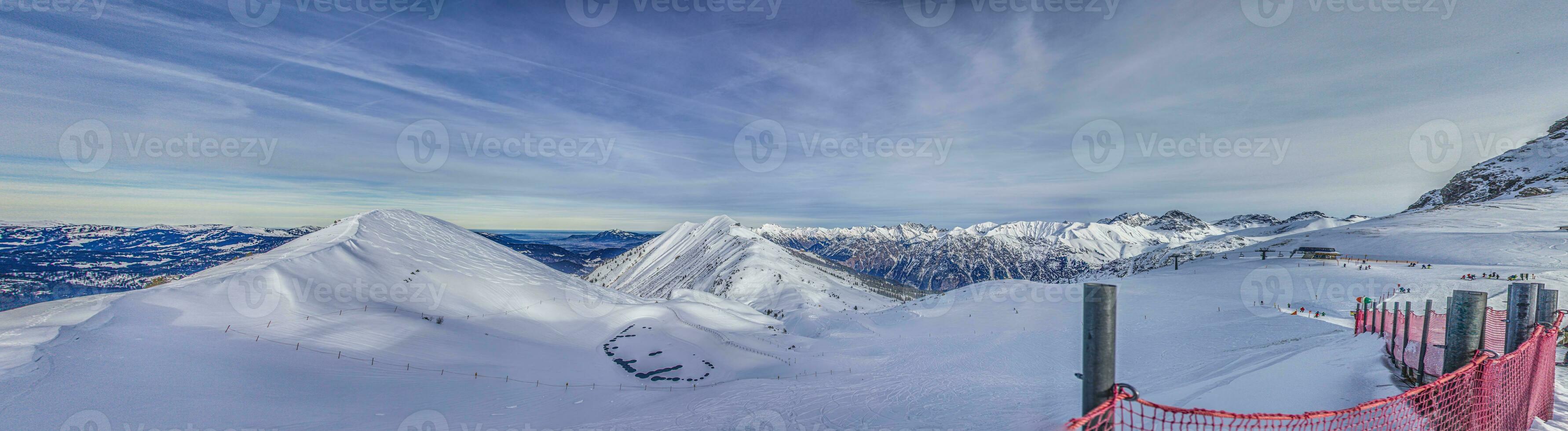 panoramisch beeld van een ski helling in kanzelwand ski toevlucht in kleinwalsertal vallei in Oostenrijk foto