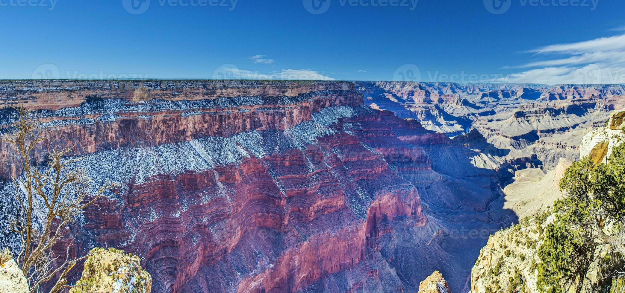 panorama afbeelding over- groots Ravijn met blauw lucht in Arizona foto