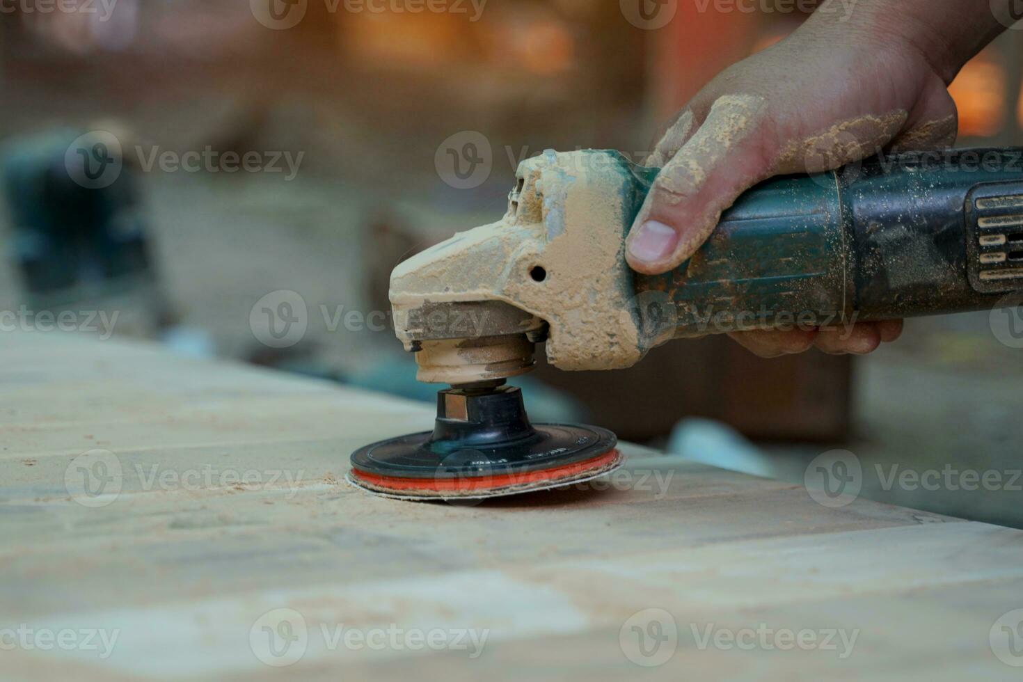 timmerlieden gebruik een schuurmachine naar zand de oppervlakte van de hout naar glad de houtwerk voordat schilderen. zacht en selectief focus. foto