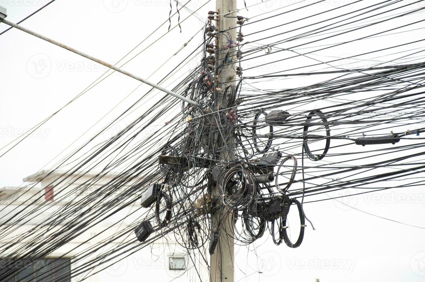 elektrisch draden zijn verstrikt Aan palen. de meest gemeenschappelijk elektrisch kabel in Thailand. foto