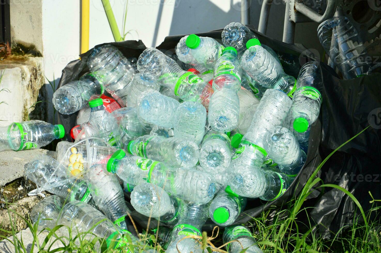 plastic water flessen aan het wachten naar worden gerecycled foto