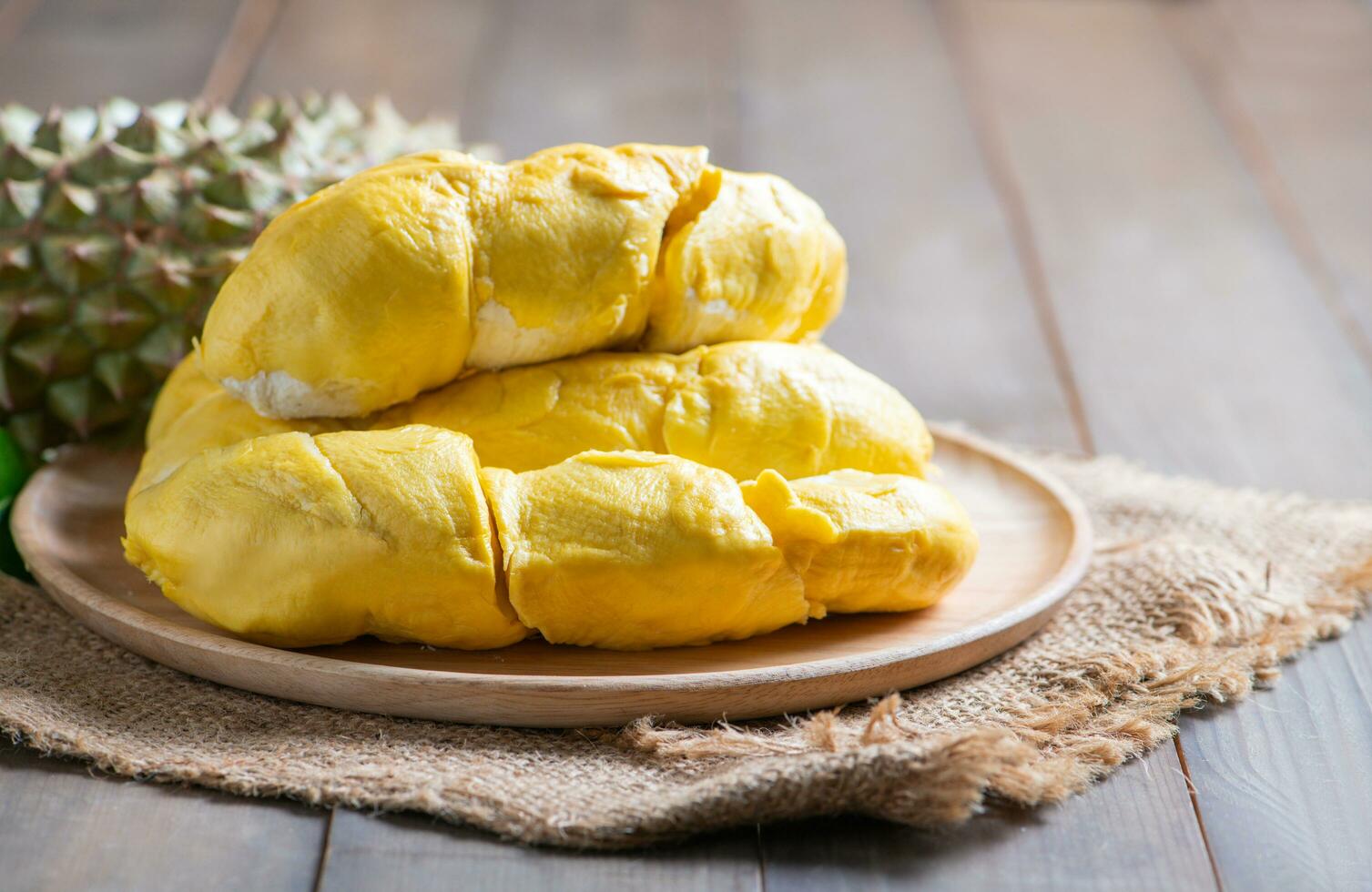 chanie kai durian of durio zibthinus murray Aan hout bord, koning van fruit van Thailand foto