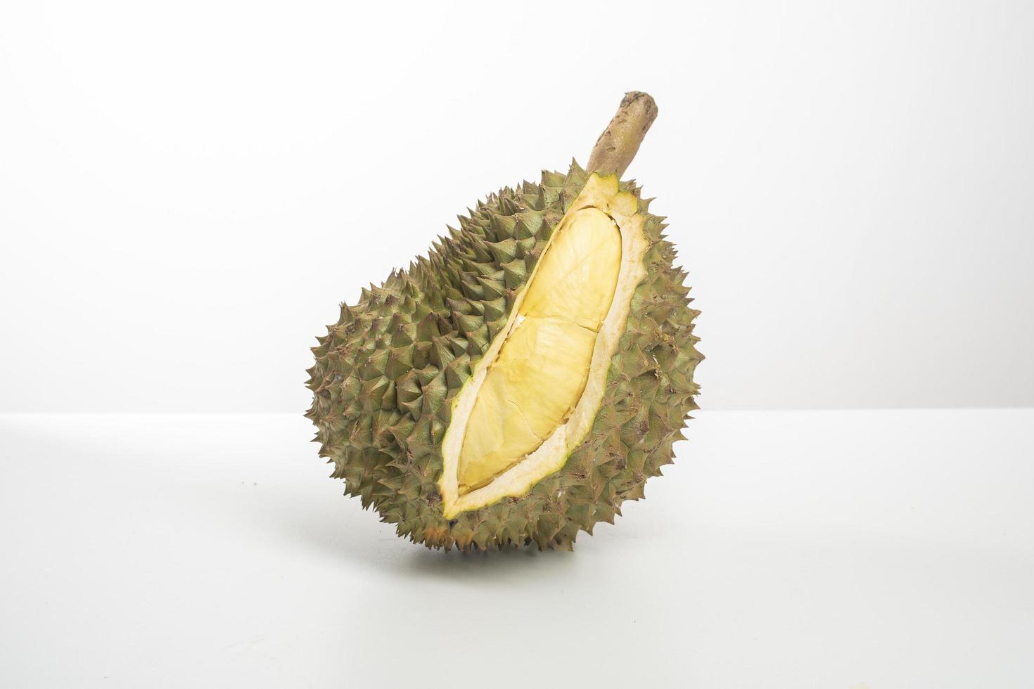 durian op witte achtergrond foto