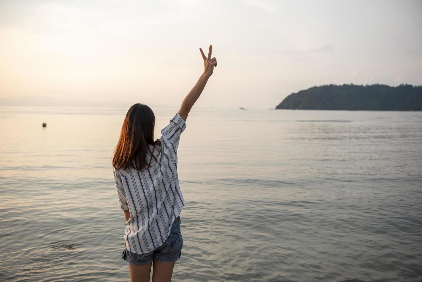 vrouw aan de achterkant ontspannen op het strand foto