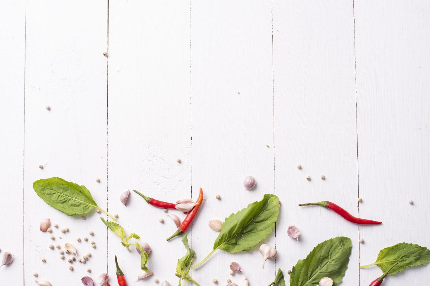 ingrediënt van kruiden groenten op witte houten tafel foto