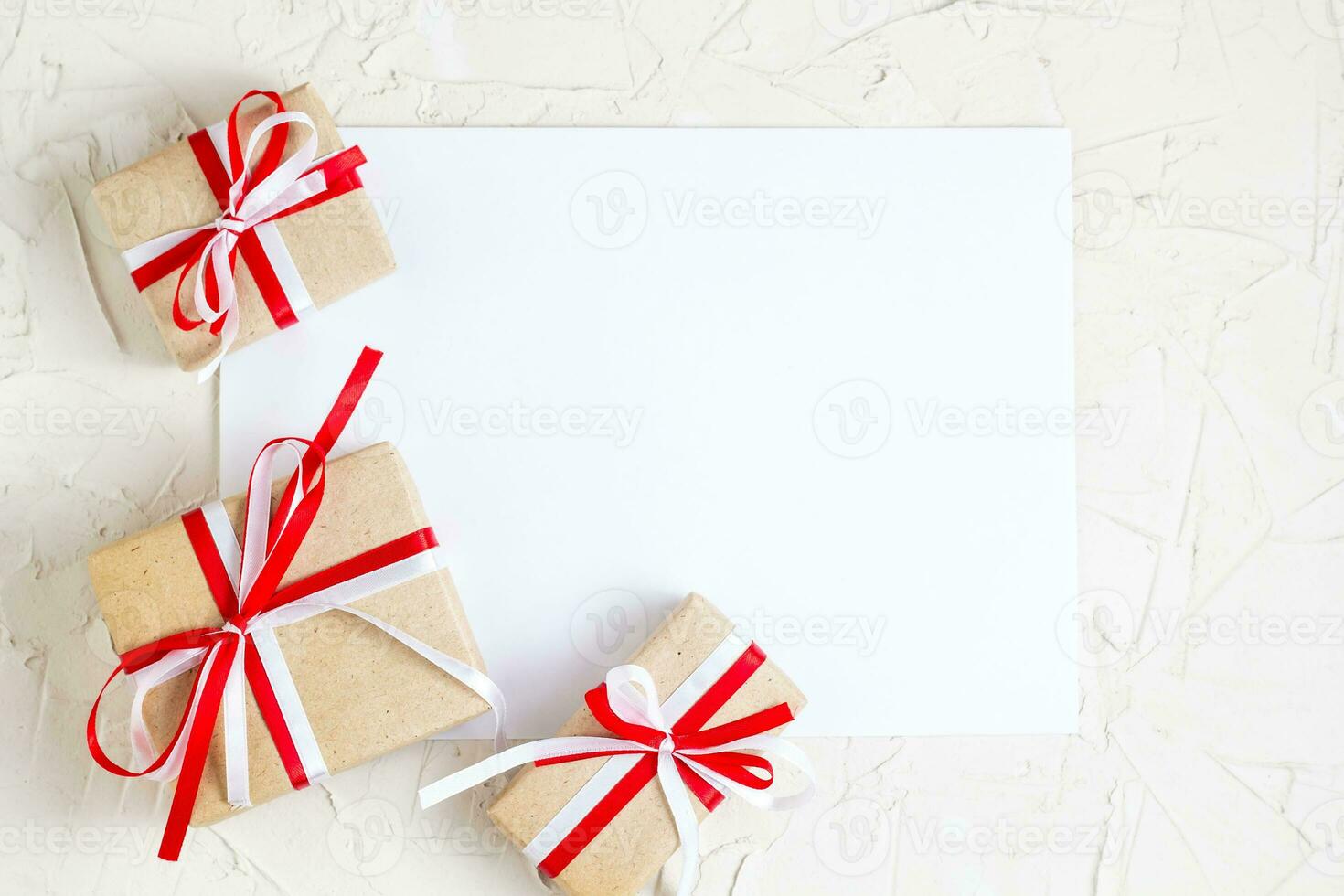 Kerstmis cadeaus met wit blanco groet kaart foto