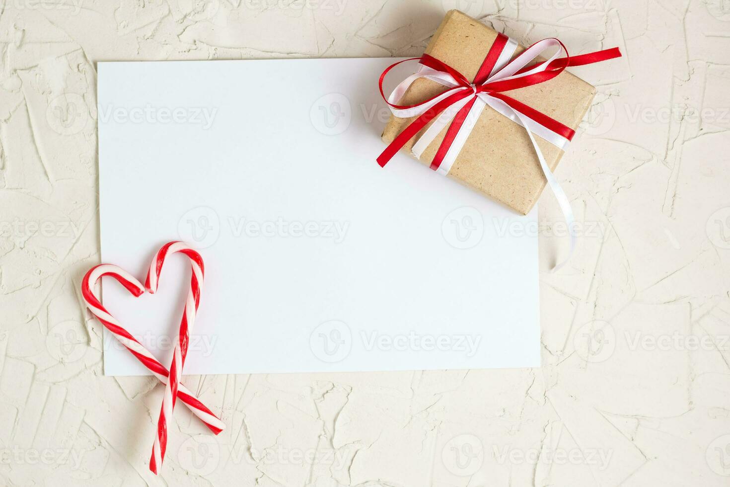 Kerstmis papier vel voor belettering met geschenk en snoep wandelstokken foto