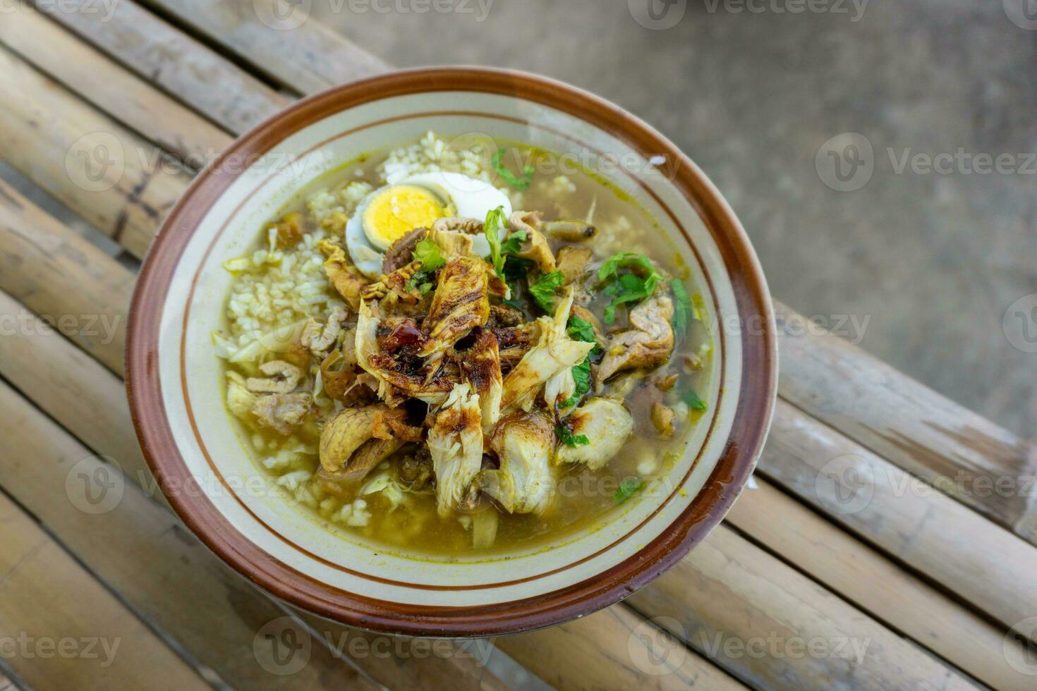 Indonesisch kip soep hoofdzakelijk samengesteld met rijst, kip, en ei. soto ayam lamongan. foto