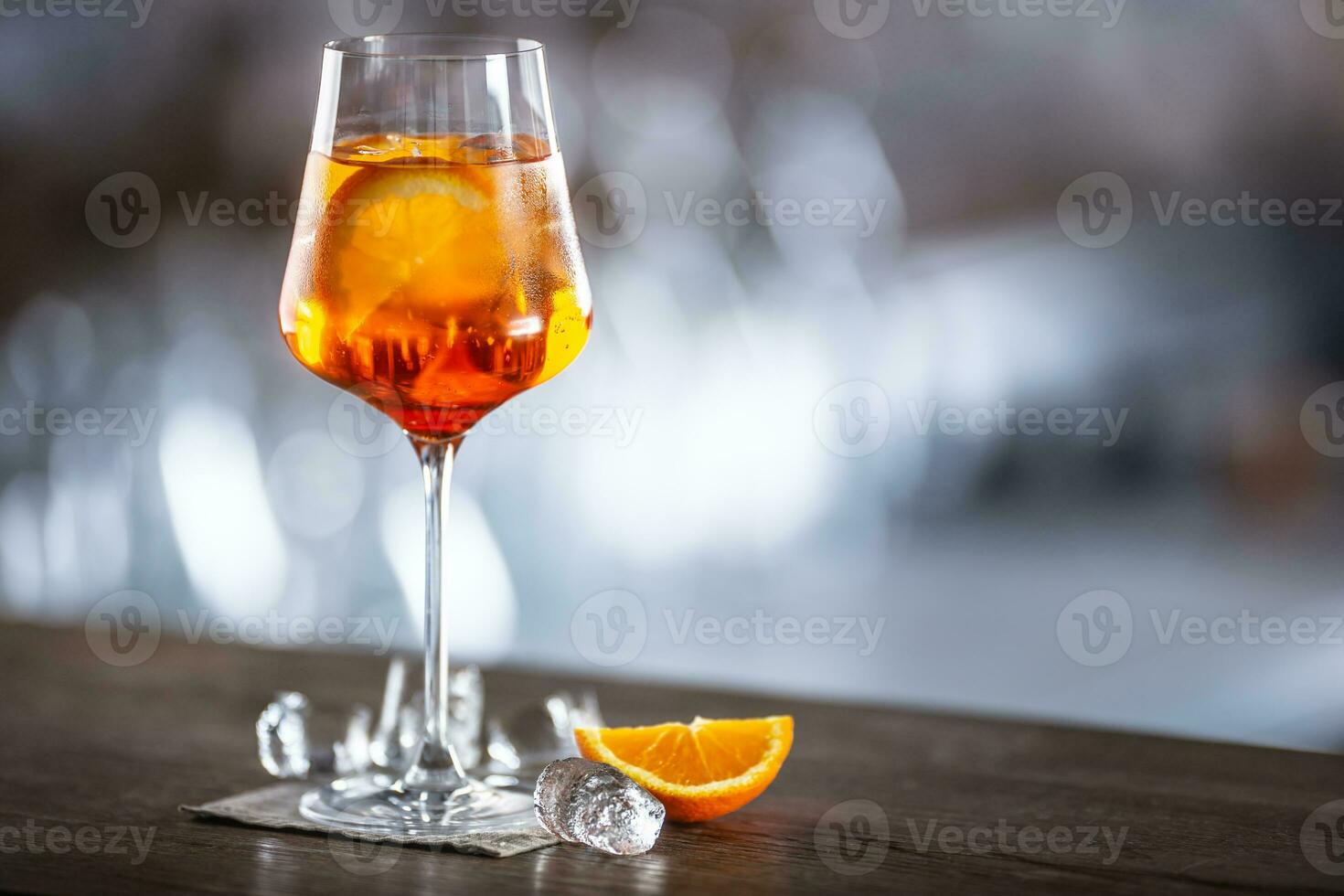 typisch zomer sekt drinken aperol spritz geserveerd in wijn glas met aperol, prosecco, Frisdrank en een plak van oranje foto