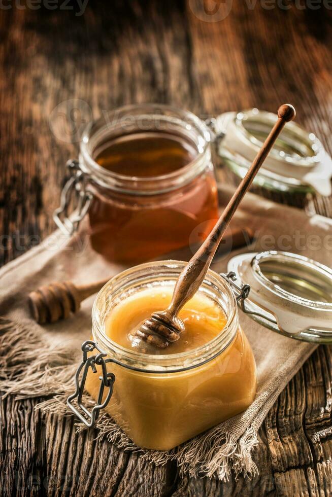 honing in potten en beer Aan rustiek eik tafel foto