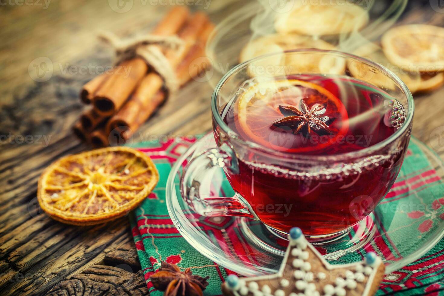 Kerstmis heet wijn of thee drinken met oranje mandarijn- ster anijs kaneel en peperkoek foto