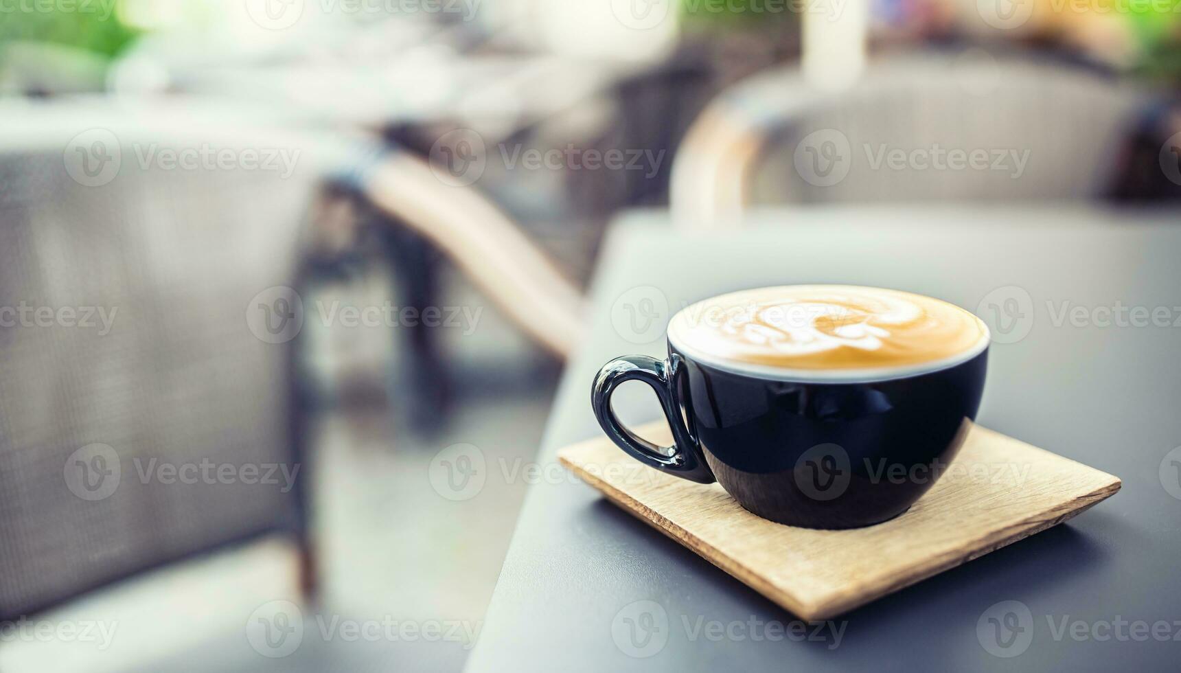 koffie en latte kunst Aan tafel terras in restaurant foto