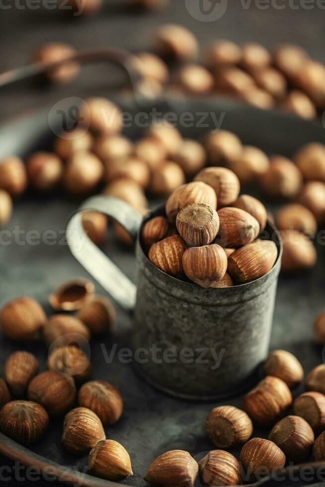 portret visie van een wijnoogst metalen donker grijs mok en dienblad met hazelnoten foto