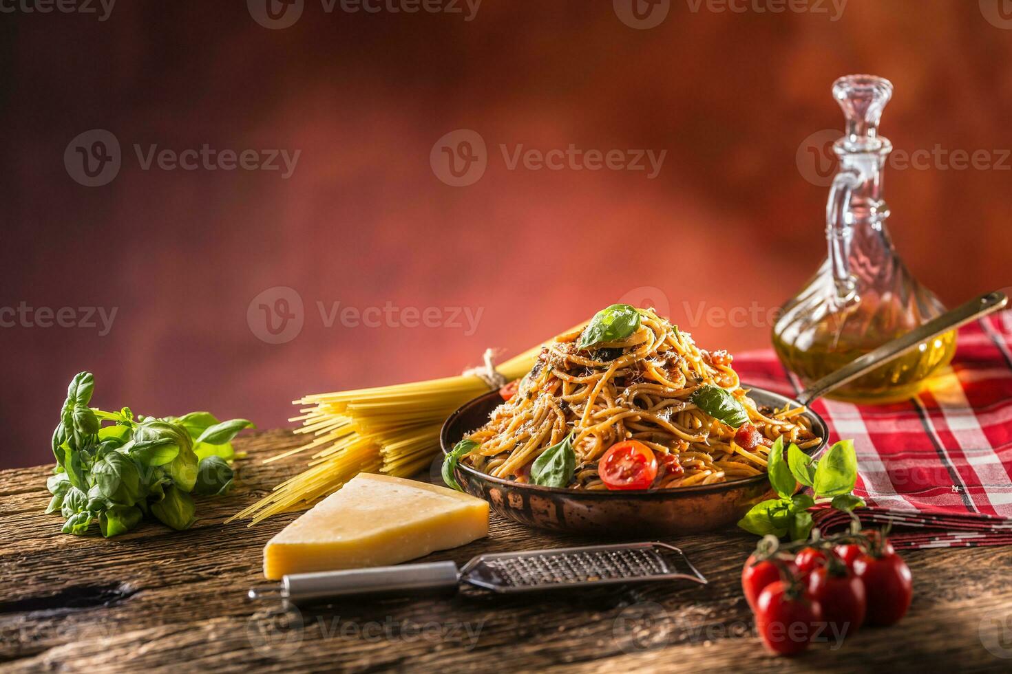 Italiaans pasta spaghetti met tomaat saus olijf- olie basilicum en Parmezaanse kaas kaas in oud pan foto