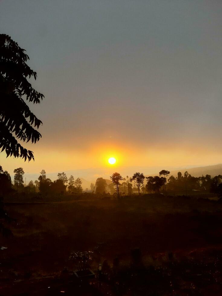 adembenemend schoonheid van een zonsopkomst in de hooglanden van Java foto