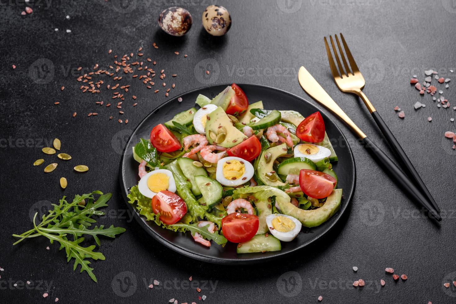 salade met garnalen, avocado, komkommer, pompoenpitten en lijnzaad met olijfolie foto