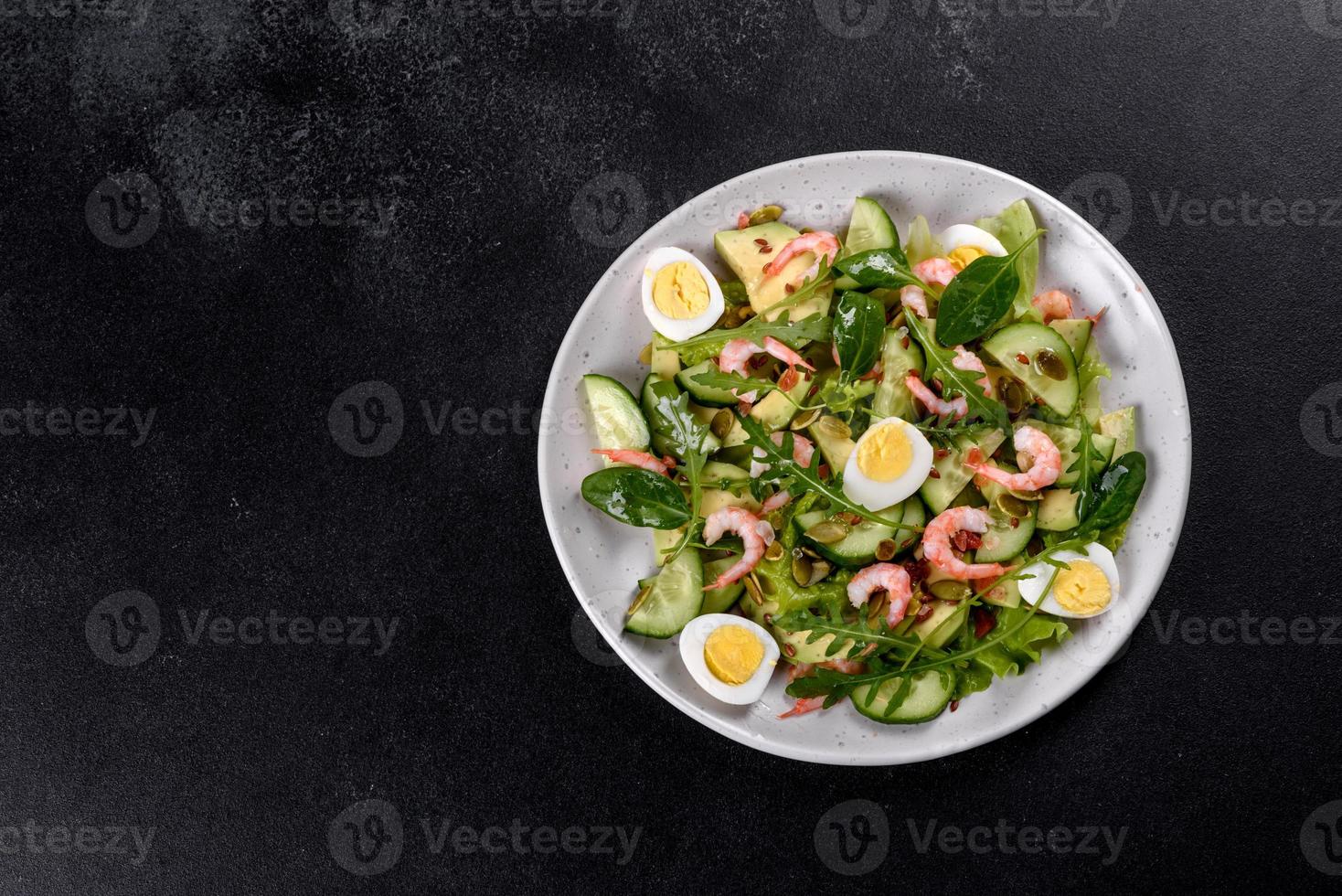 salade met garnalen, avocado, komkommer, pompoenpitten en lijnzaad met olijfolie foto