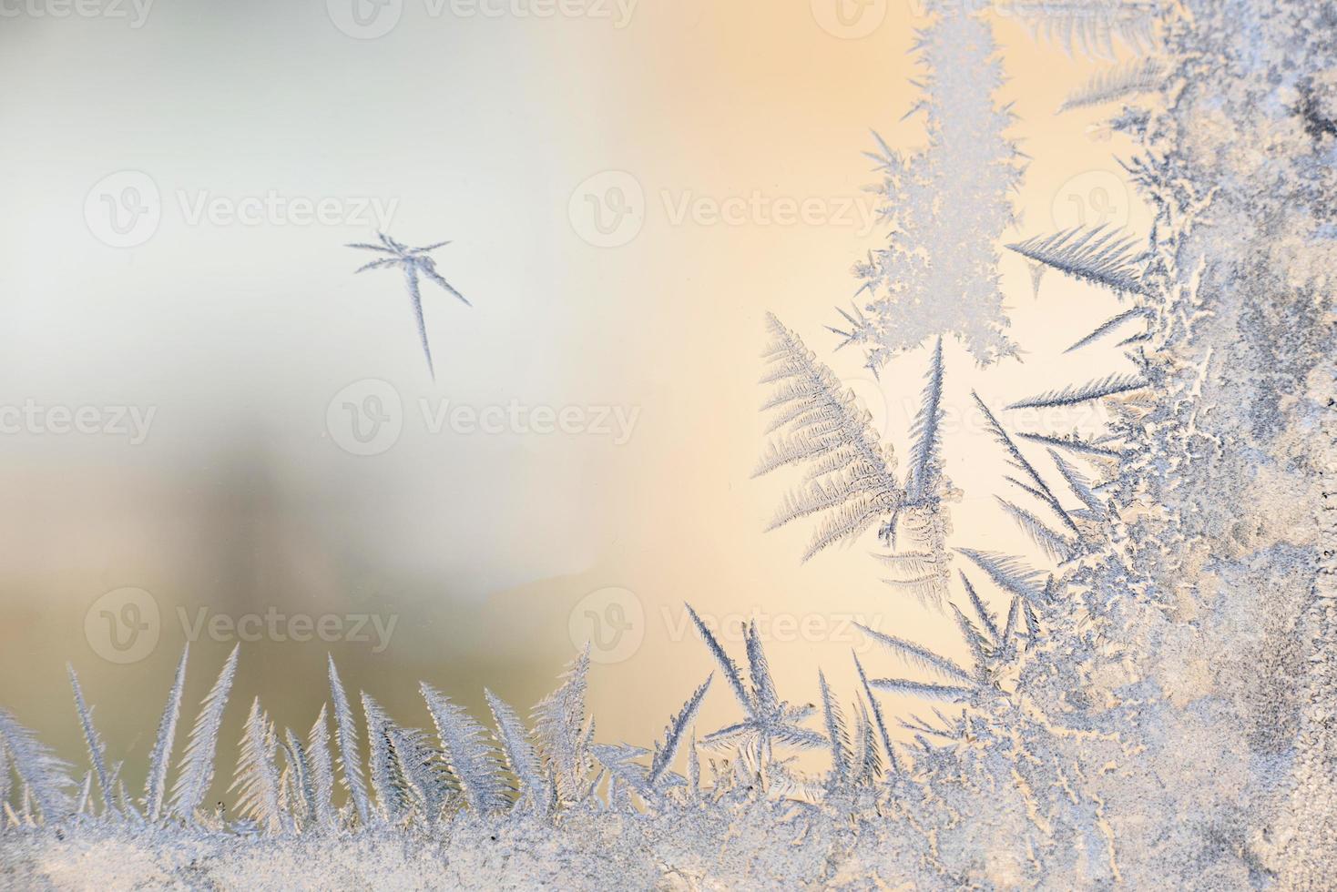 vorstpatronen op het glas van het winterraam bij ijskoud weer foto