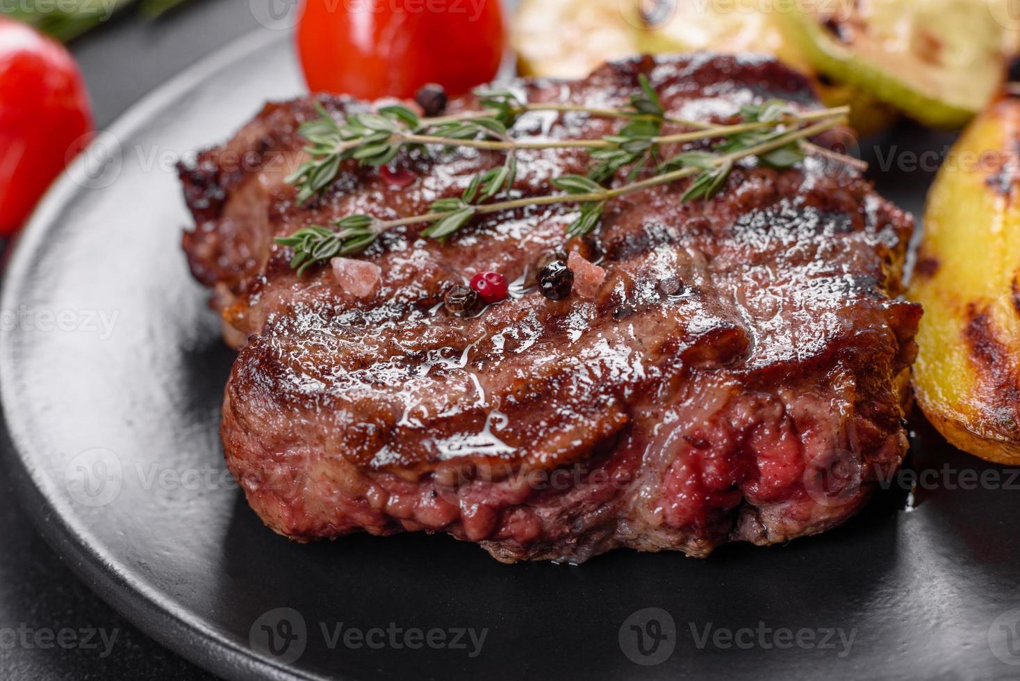 verse sappige heerlijke biefstuk op een donkere achtergrond foto