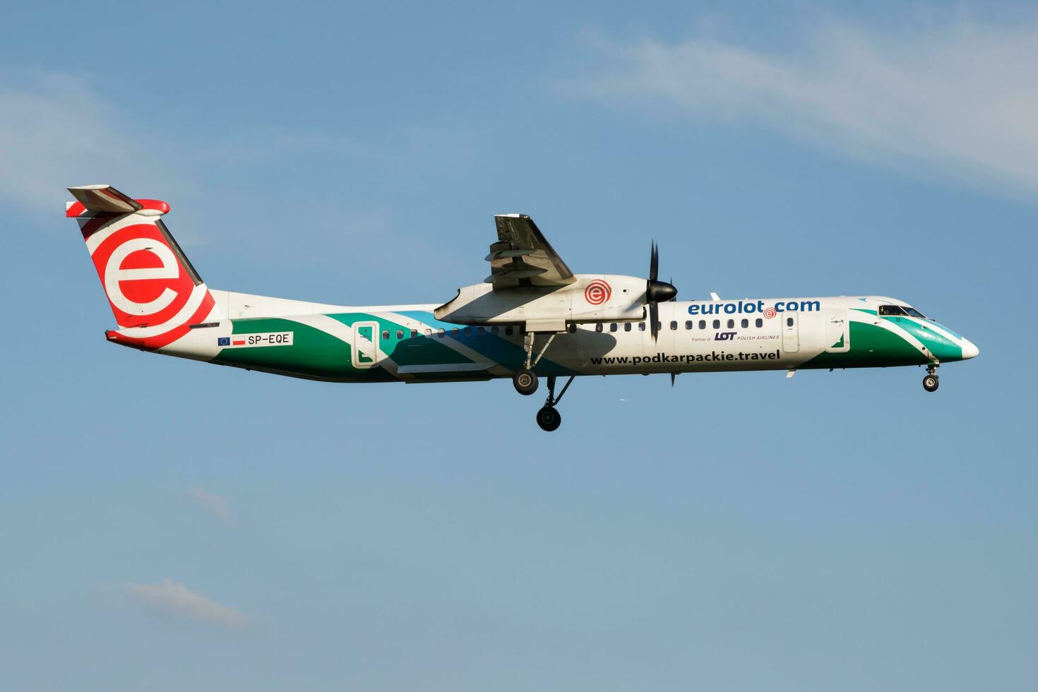 veel Pools luchtvaartmaatschappijen eurolot speciaal kleurstelling bombardier dhc-8 q400 sp-eq passagier vlak landen Bij Hamburg luchthaven foto