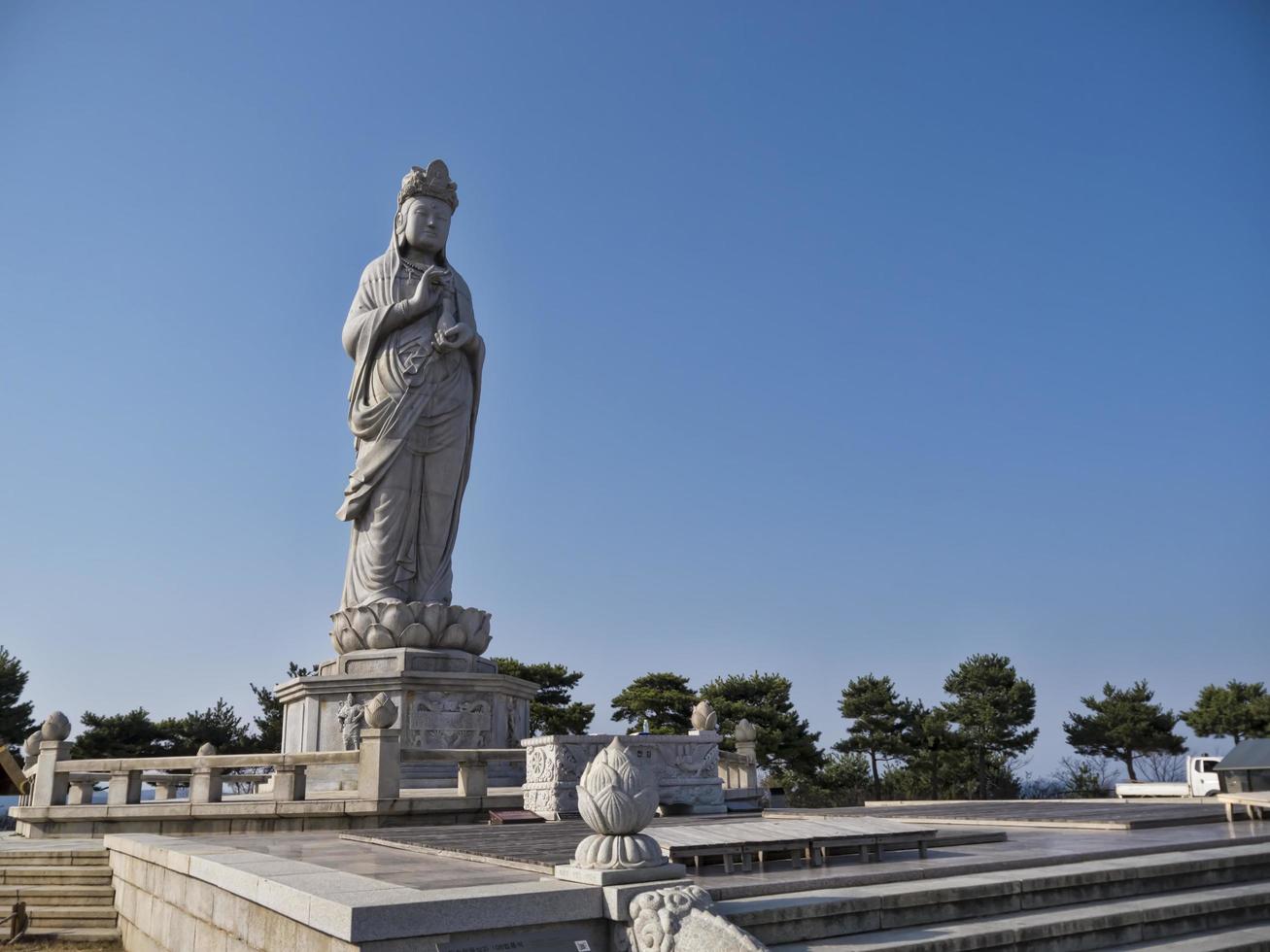 boeddhabeeld in naksansa-tempel, zuid-korea foto