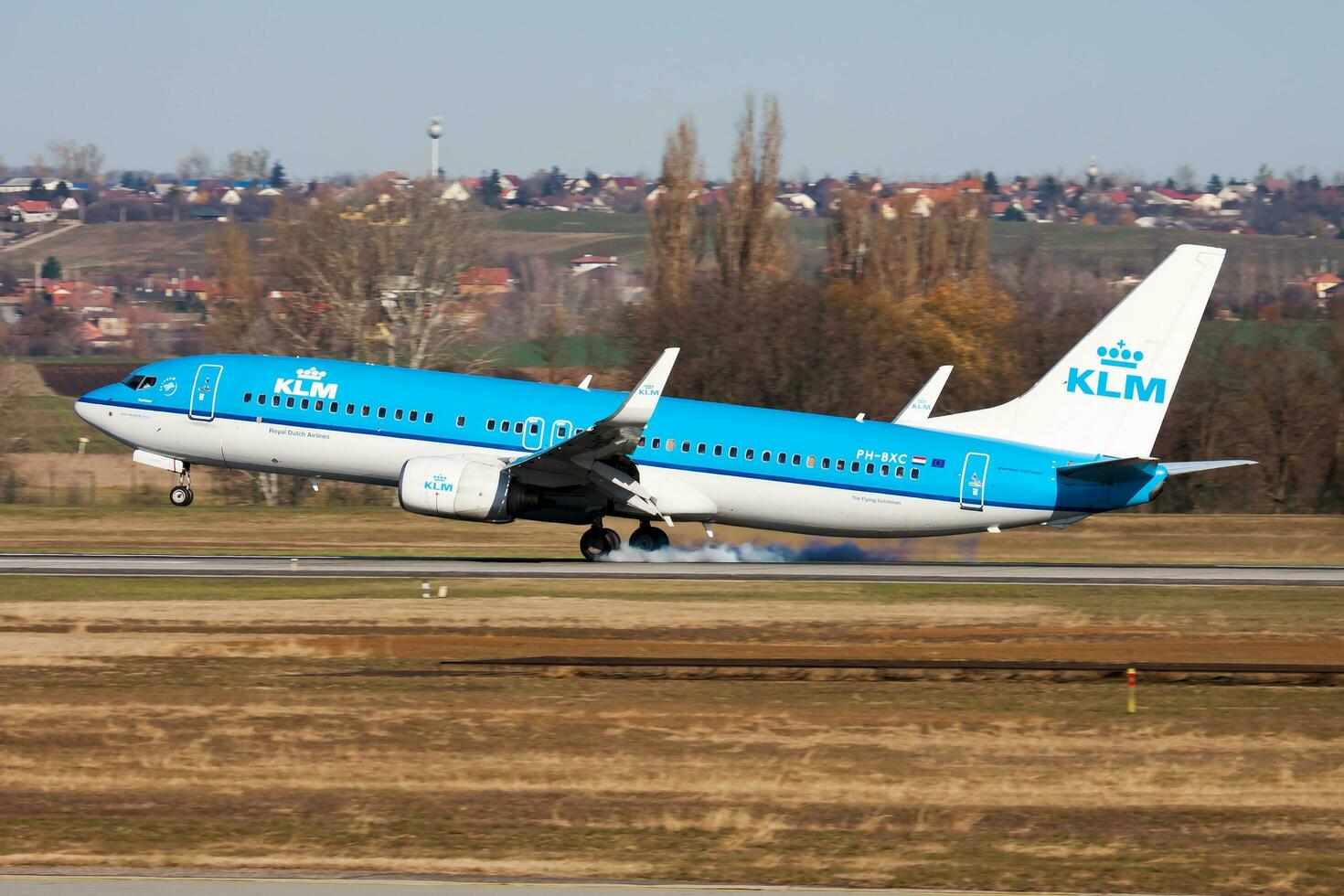 klm passagier vlak Bij luchthaven. schema vlucht reizen. luchtvaart en vliegtuigen. lucht vervoer. globaal Internationale vervoer. vlieg en vliegen. foto