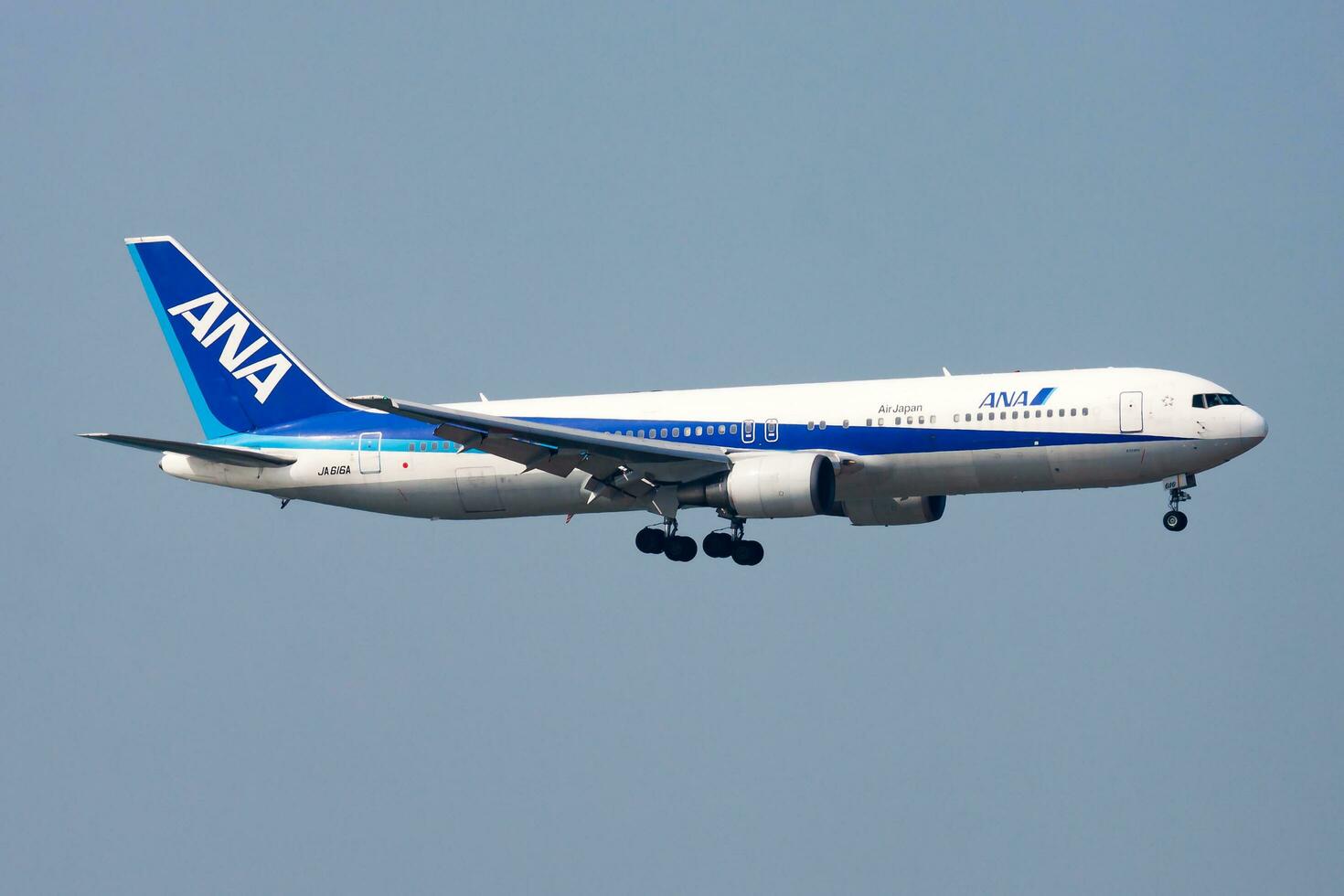 ana allemaal nippon luchtwegen boeing 767-300 ja616a passagier vlak aankomst en landen Bij hong Kong chek ronde kok luchthaven foto