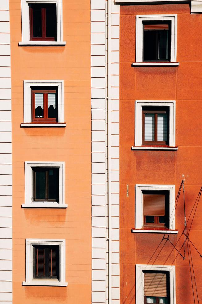 oranje raam op de gevel van het huis foto