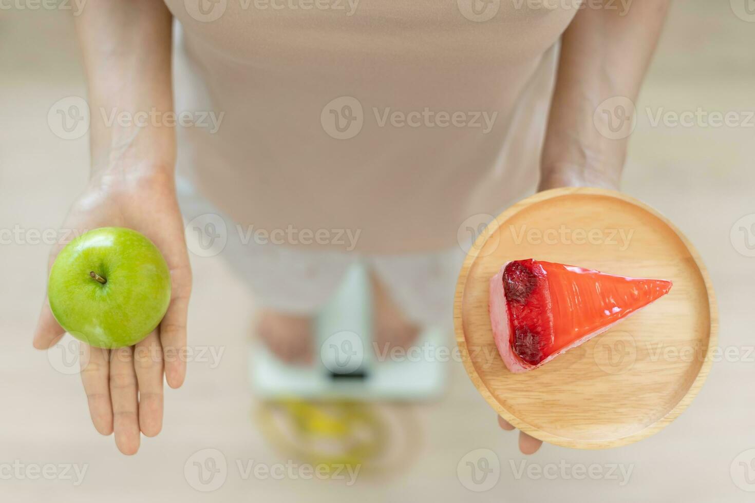 slank lichaam Dames Kiezen gedurende gezond voedingsmiddelen en rommel voedsel, vrouw Kiezen groen appel voor eetpatroon. mooi zo gezond voedsel. gewicht verliezen, evenwicht, controle, verminderen dik, laag calorieën, routines, oefening. foto