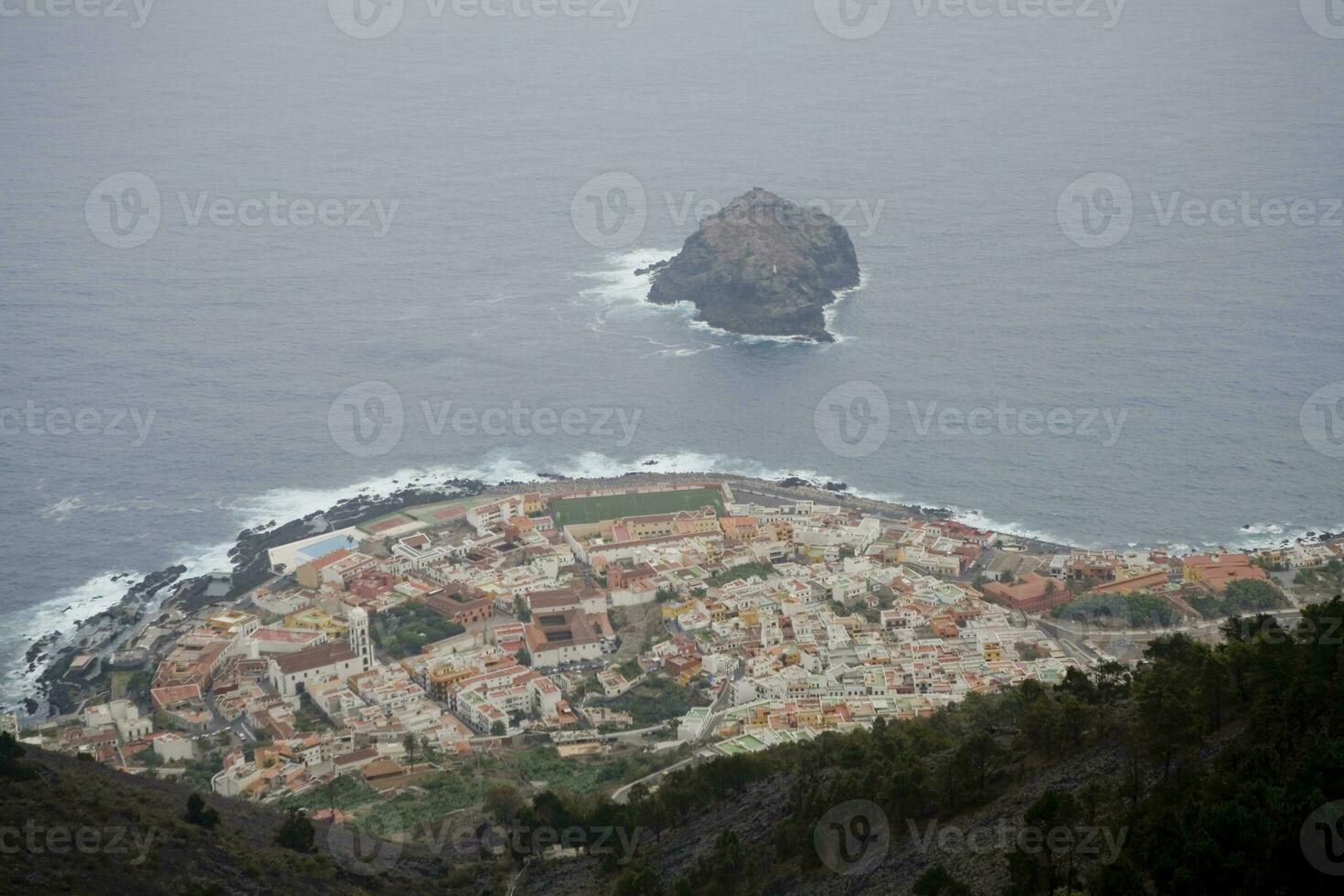 interessant visie van de hoogte Aan de eiland van garachico aan het liegen Aan de kusten van de Spaans kanarie eiland Tenerife foto