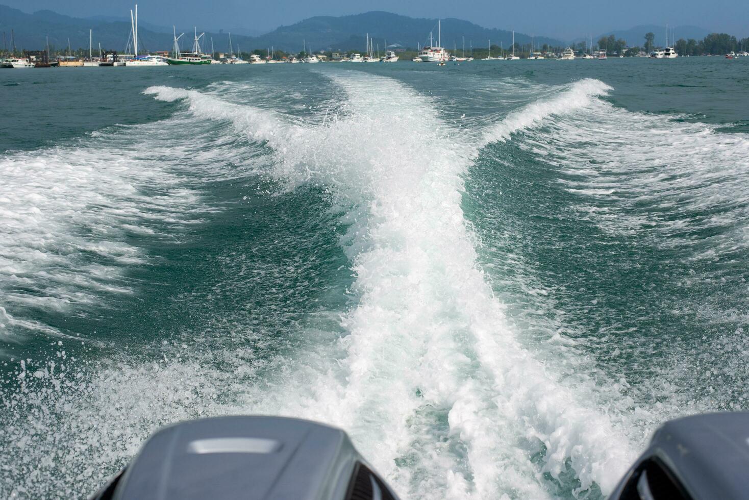 golven van een speedboot foto