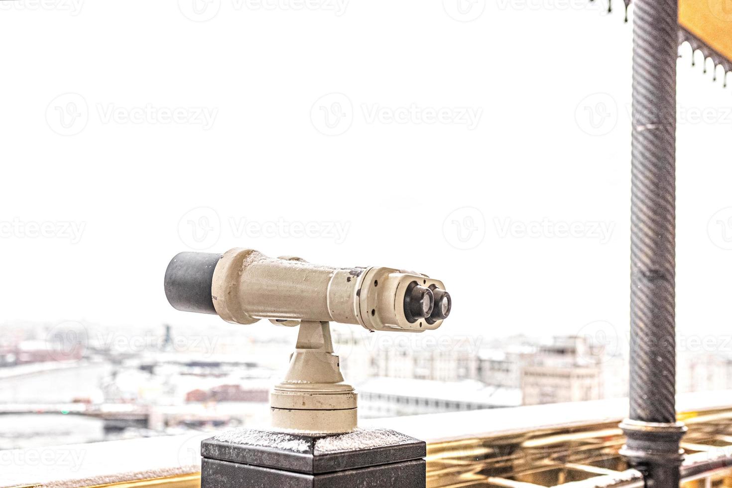 muntbediende verrekijker op het observatiedek met uitzicht op de stad foto